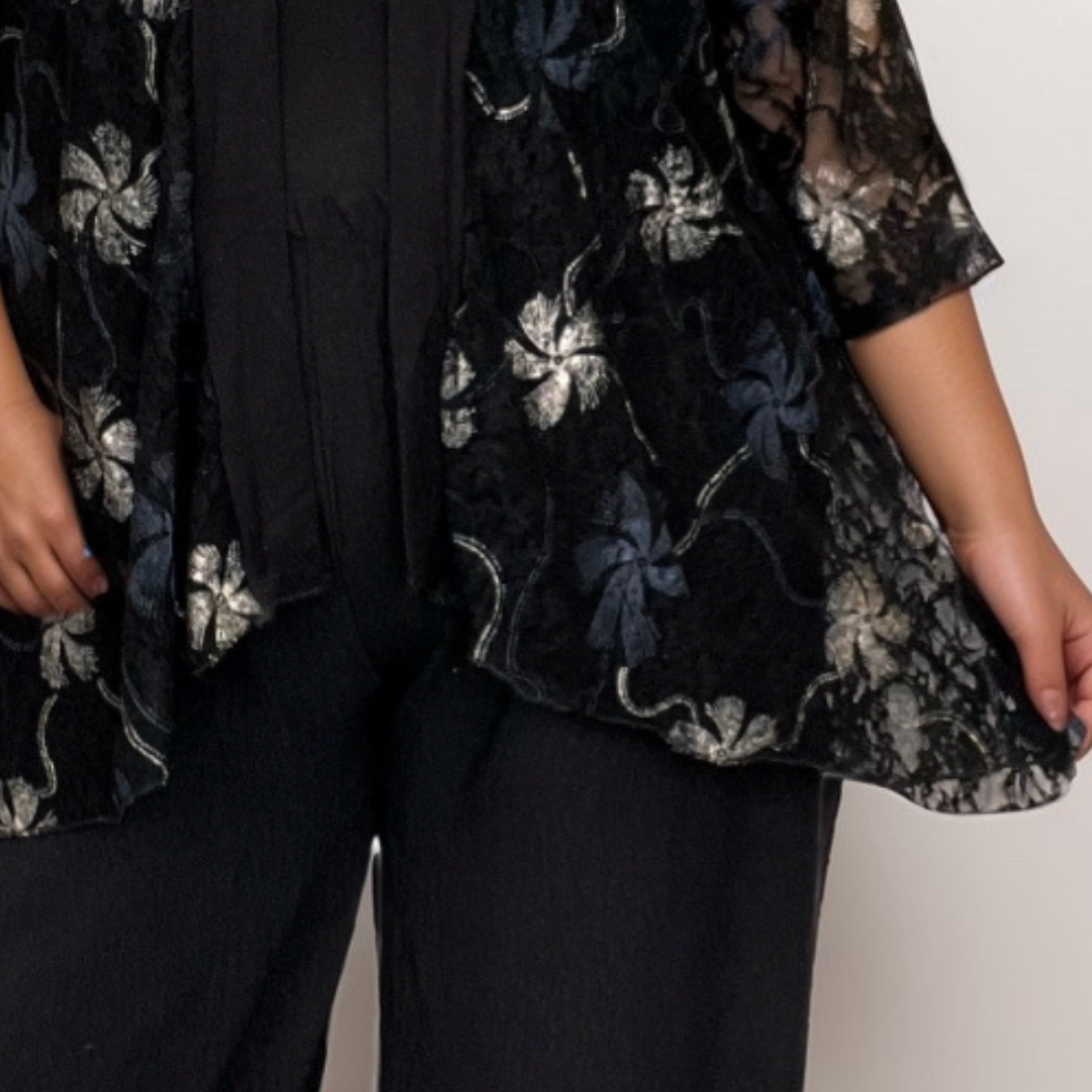 BLACK LACE BUTTON SLEEVE JACKET